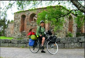 Jari Lauarila pyöräilee Vaasan rannalla, taustalla meri ja kaupunki