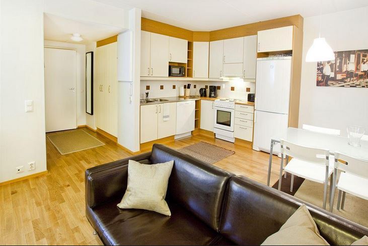 Kotimaailman kalustettu asunto, jossa on olohuone ja keittiö