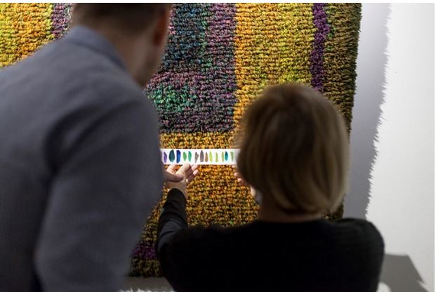 Ryijytyöpajan osallistujia ompelemassa ryijyjä