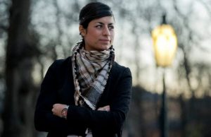 Seida Sohrabi, nainen, katsoo kameraan, vakava ilme