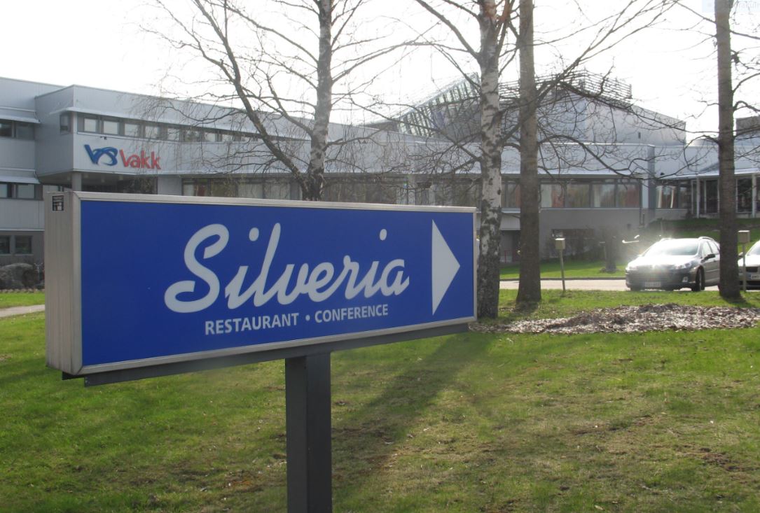 Silveria-ravintolan keittiöhenkilökuntaa juhlatunnelmissa