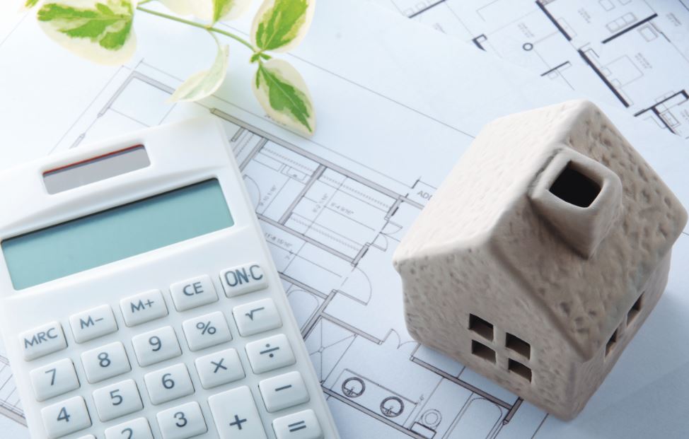 OECD:n talousraportti pöydällä, taustalla kaavioita ja lukuja