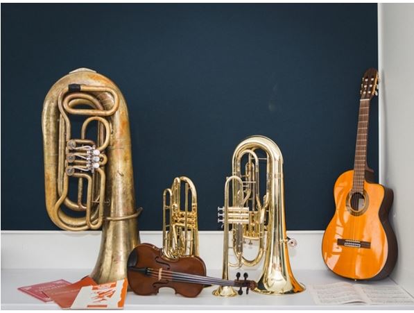 Rokkikoulun ja Kuula-opiston opiskelijoita soittamassa yhdessä