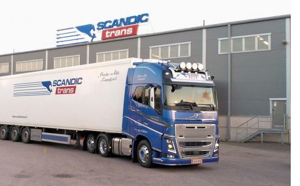 Scandic Transin rekka lastauslaiturilla, valmiina rahtikuljetuksiin