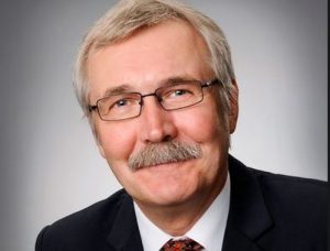 Seppo Rapo hymyilee kameralle