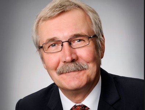 Seppo Rapo hymyilee kameralle