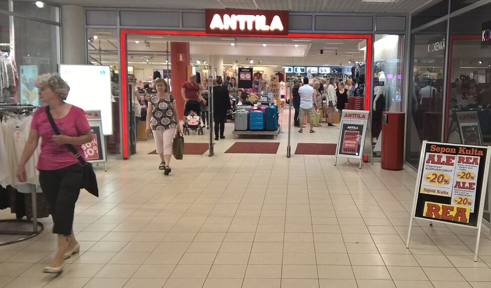 Anttilan eteinen, jossa on vaaterekki ja kenkiä