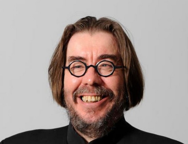 Professori Hannu Katajamäki luennoi, yleisöä edessään