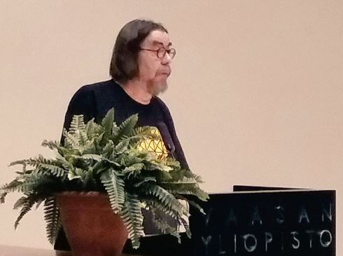 Hannu Katajamäki luennoi, taustalla Vaasan yliopiston logo