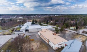Smedsby-Böle koulun oppilaita ja henkilökuntaa koulun pihalla
