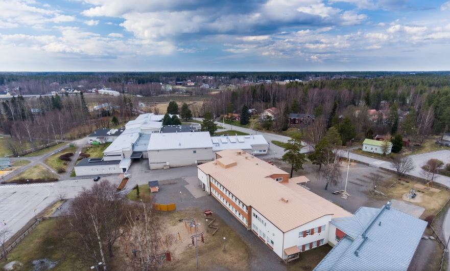 Smedsby-Böle koulun oppilaita ja henkilökuntaa koulun pihalla