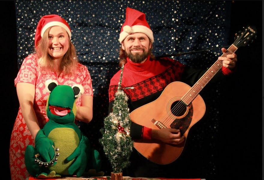 Soiva Sammakko -nukketeatteriesitys Mesimetsän joululauluista