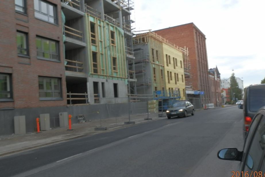 Teatteriparkin sisäänkäynti, jossa autoja ja ihmisiä