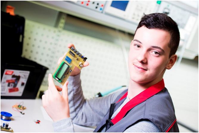 Ihmisiä keskustelemassa TeknologiaTiistai-tapahtumassa