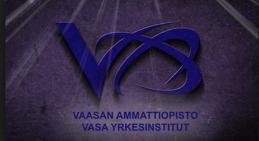 Kampaajaopiskelijat harjoittelevat hiusten leikkaamista ja muotoilua