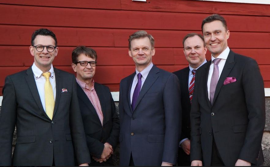 KPO:n edustajat luovuttamassa lahjoitusta Vaasan yliopistolle