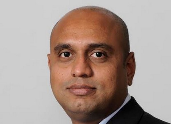 Intialainen mies Narashima Boopathi hymyilee