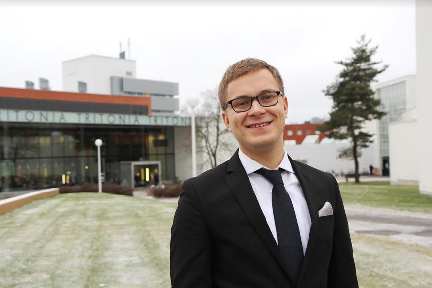 Vitaly Orlov, väitöskirjatutkija, poseeraa virallisessa muotokuvassa