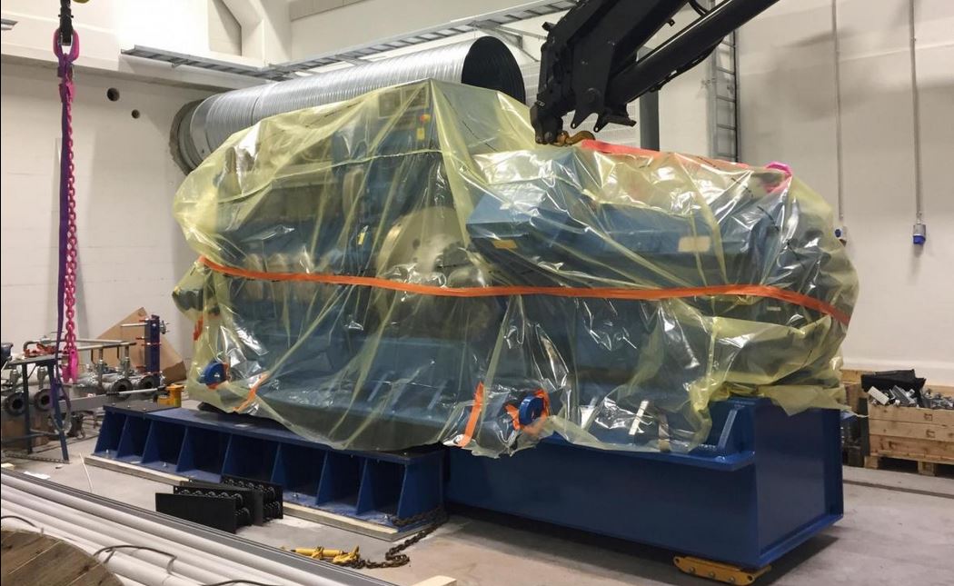 Wärtsilän moottori valmiina toimitukseen, nosturi taustalla