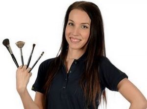 Havi-niminen opiskelija hymyilee hopeamitali kaulassaan