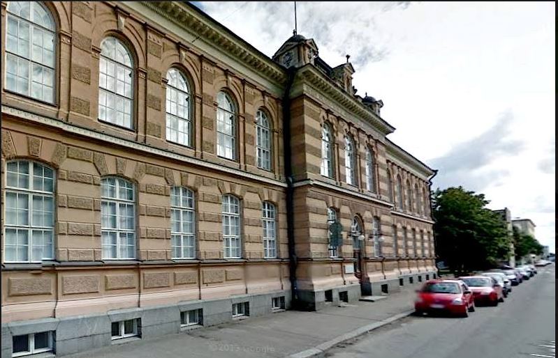 Raastuvankadun rakennus, jossa opistojen kurssit järjestetään