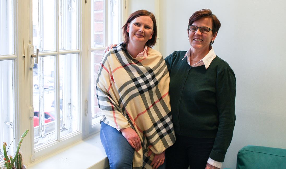 Reimarin työntekijä neuvoo nuoria