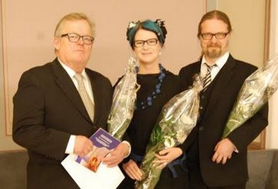 Tiina ja Marko Hautala vastaanottamassa Vaasan kulttuuripalkintoa