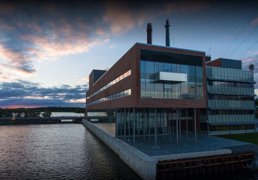 Vaasan Sähkön logo ja nimi sinisellä pohjalla