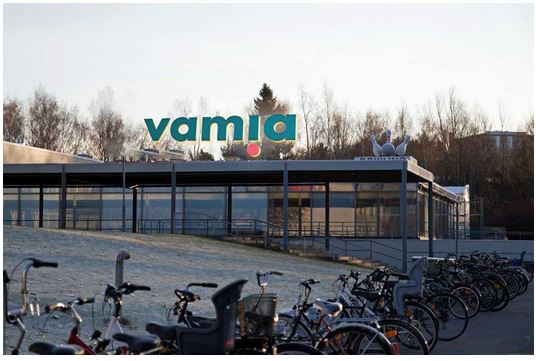 Vamian uusi kampus Vaasassa, moderni rakennus ulkoa