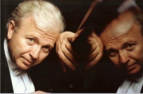 Vaasan kaupunginorkesteri esiintymässä lavalla