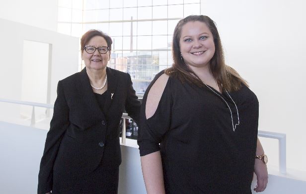 Vaasan yliopiston palkitut opettajat hymyilevät kameralle