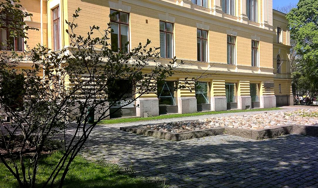 Vaasan taidehallin sisäänkäynti ja julkisivu