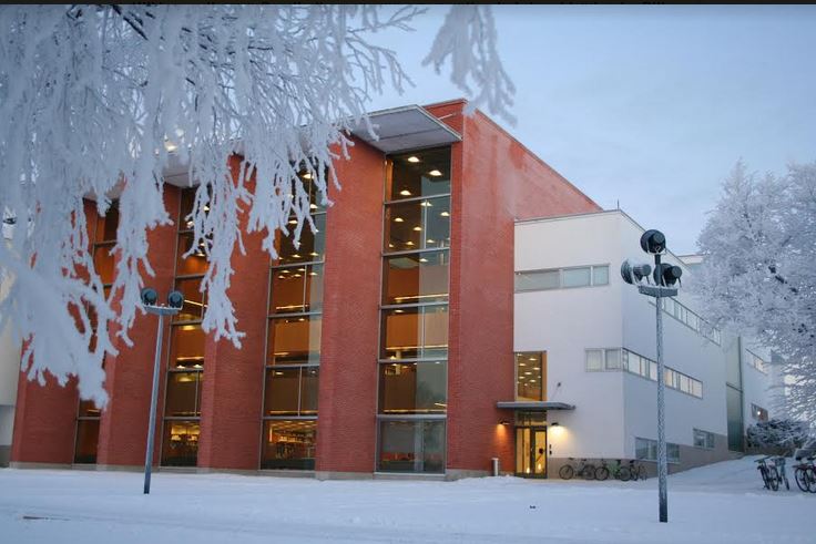 Vaasan yliopiston talvinen kampus lumipeitteen alla
