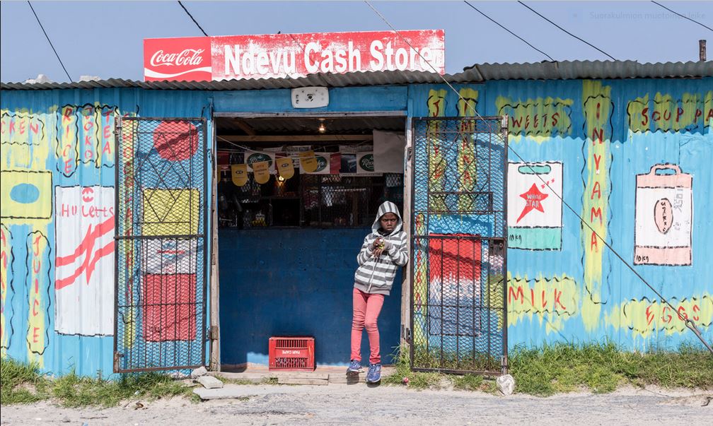 Nuoria taidehallissa Kohtaamisia-näyttelyssä