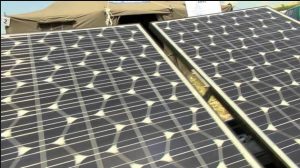 Sähkölinjoja ja pylväitä modernissa, älykkäässä sähköverkossa