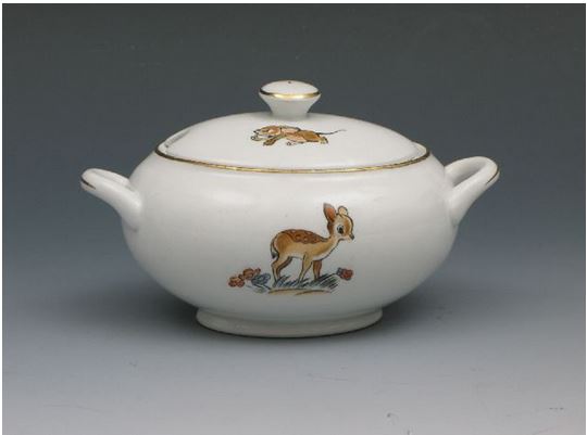 Arabian nuken astiasto, jossa on pieniä lautasia ja kuppeja