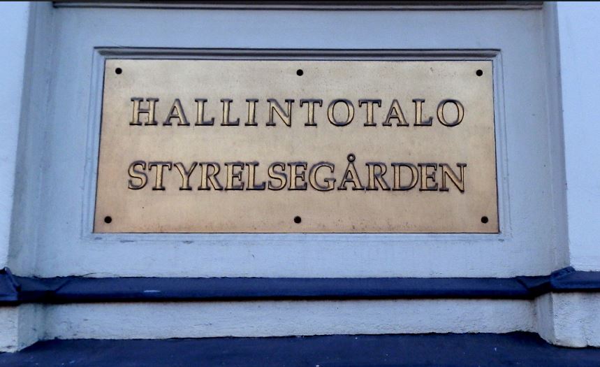 Vaasan kaupungin hallintotalo ja kyltti