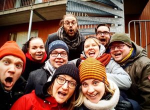 Intopiukeiden improvisaatioteatteriesitys juhlistaa 10-vuotista taivaltaan