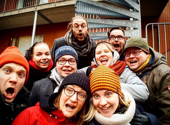 Intopiukeiden improvisaatioteatteriesitys juhlistaa 10-vuotista taivaltaan