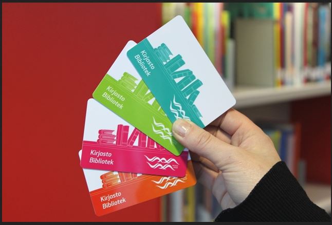Pinossa kirjastokortteja, joissa eri kirjastojen logoja