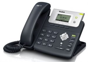 Käsi pitelee puhelinta, symboloi terveydenhuollon puhelinpalvelua