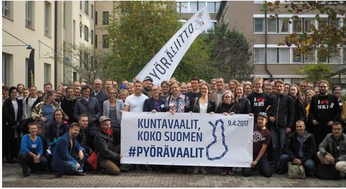 Pyöräilijöitä Vaasan kadulla, pyörävaalit ja turvalliset pyöräväylät mielessä