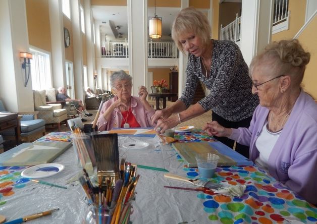 Senioreita ja taiteilijoita keskustelemassa taiteesta ja elämästä