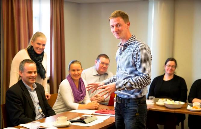 Ihmisiä työpajassa keskustelemassa Vaasan kaupungin strategiasta