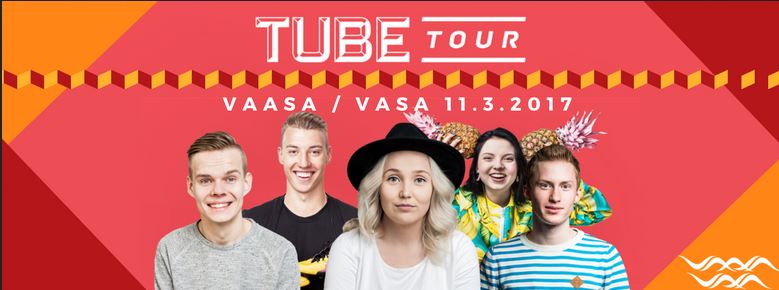 Nuoria tubettajia lavalla esiintymässä yleisölle