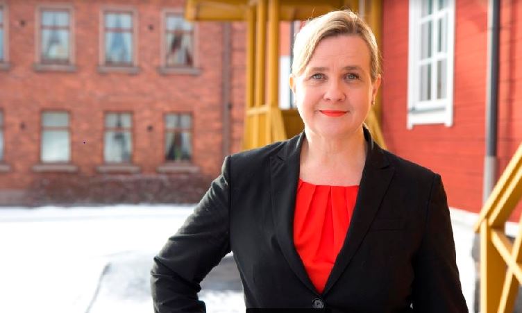 Anna-Stiina Mäki hymyilee, katsoo kameraan