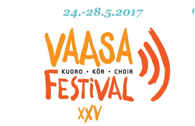 Vaasan kuorofestivaalin esiintyjiä lavalla, yleisöä katsomossa