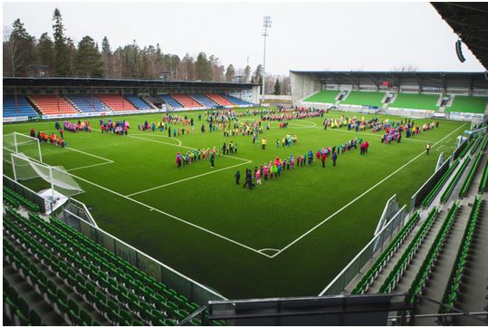 Iloiset eskarilaiset juhlivat Elisa Stadionilla