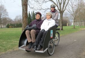 Mummoriksa kuljettaa iloisia matkustajia Vaasan kaduilla