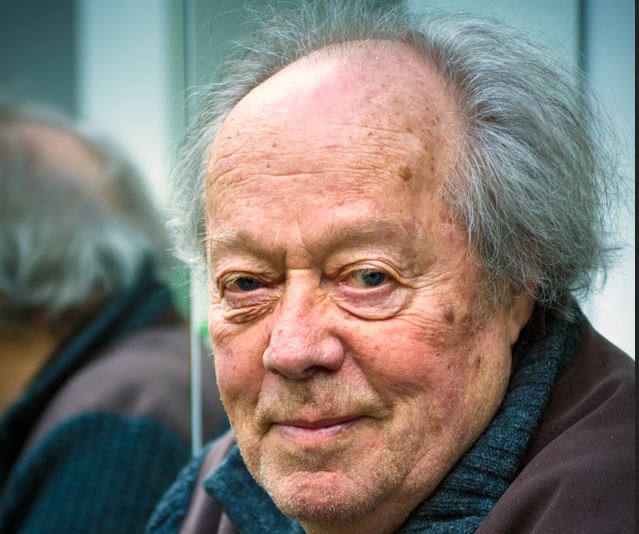 Jorma Panula johtaa orkesteria kapellimestarikurssin konsertissa